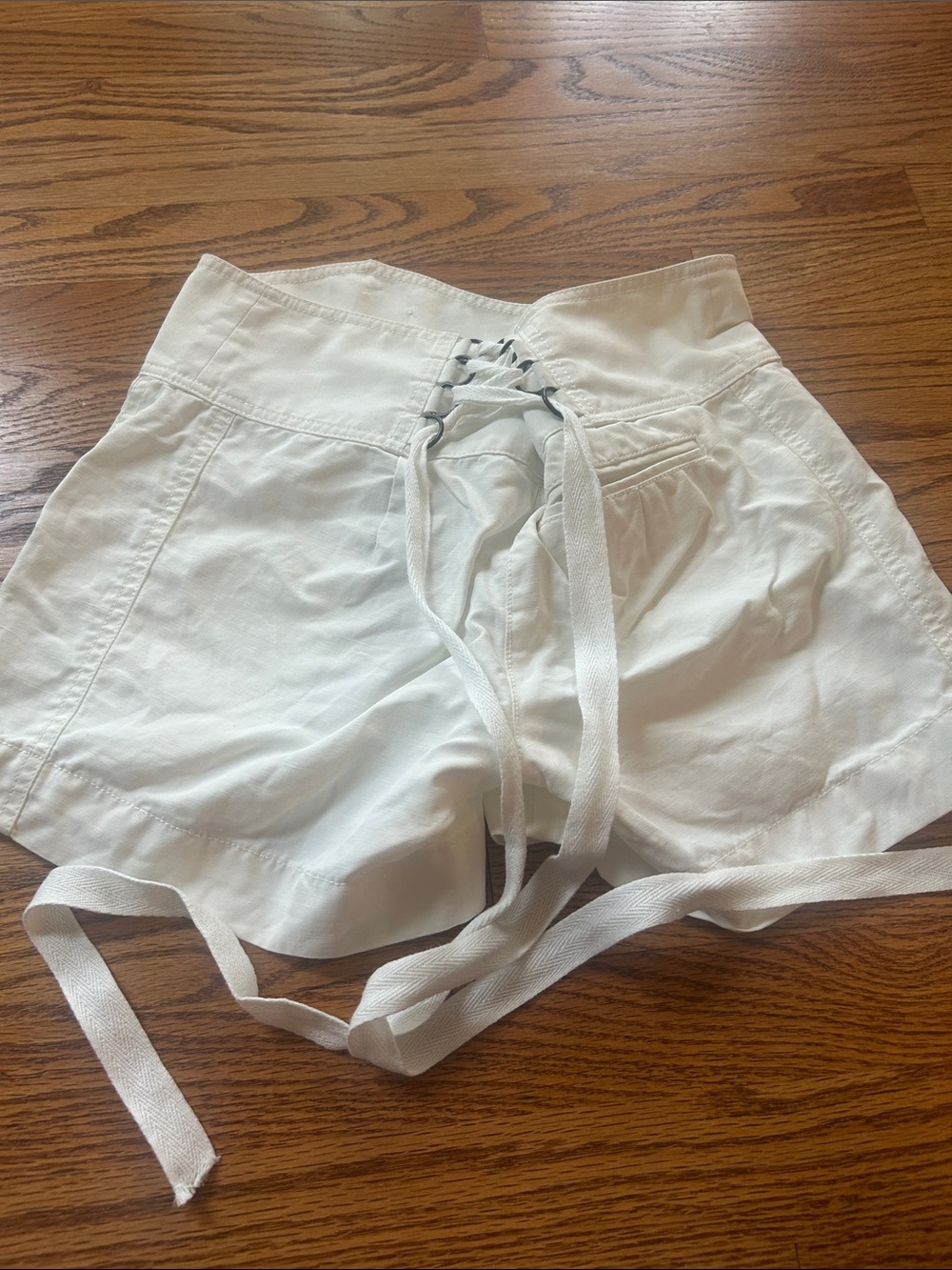 Vintage BCBGMaxAzria Runway White Shorts Size 2 - Picture 10 of 14